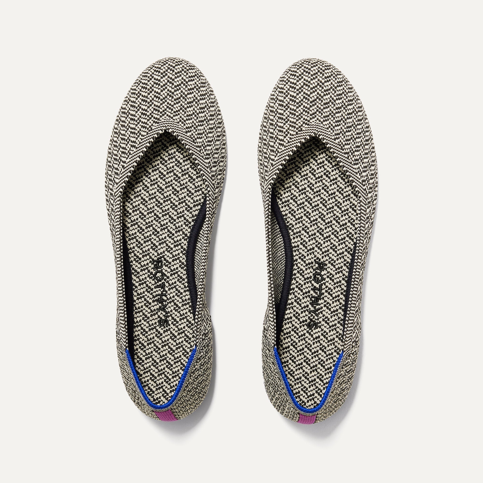 The Flat in Slate Herringbone shown from the top. 