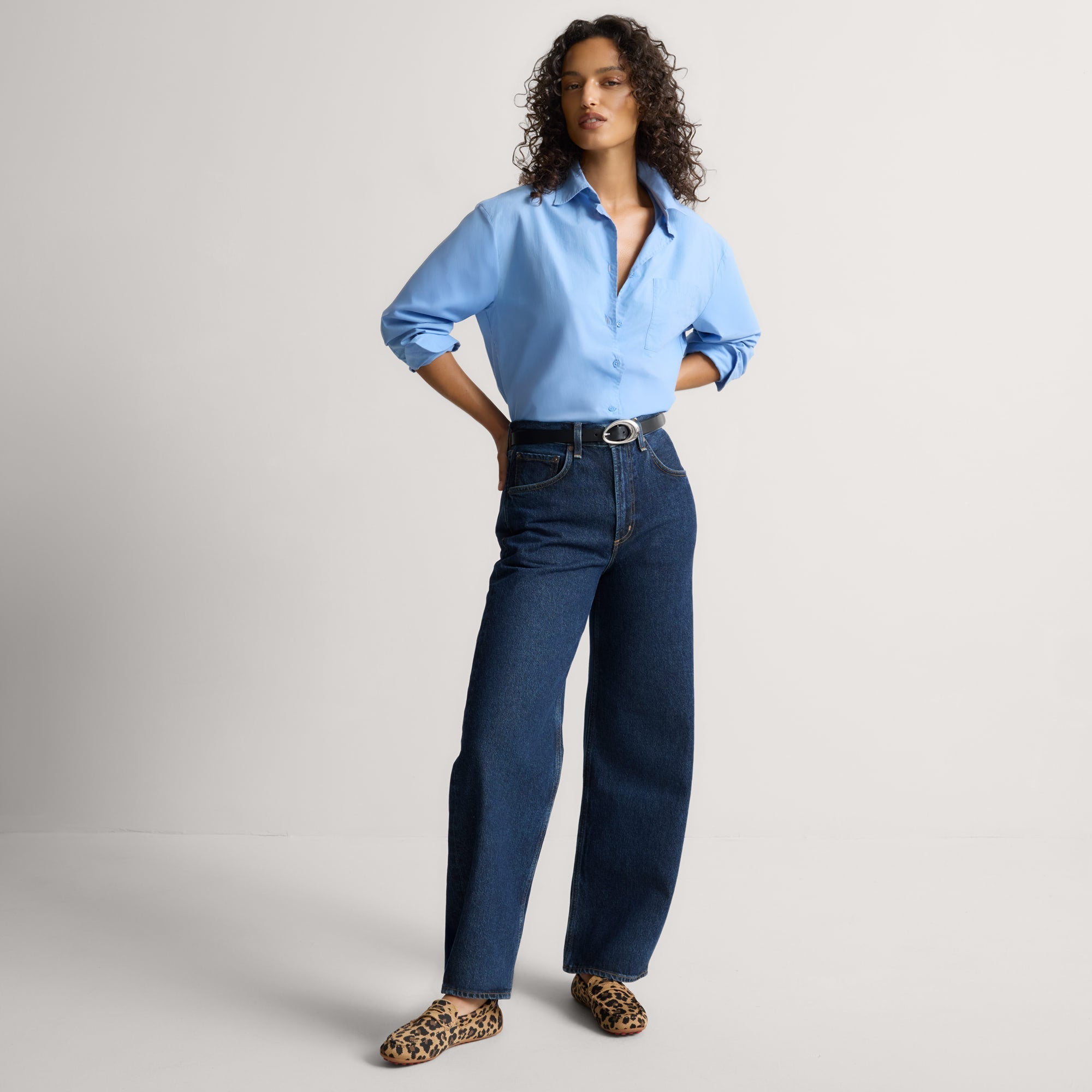 model | Alternate view of a model wearing The Daily Driver in Caramel Cat. 